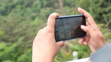 jovem mulher levando foto com a inteligente telefone . video