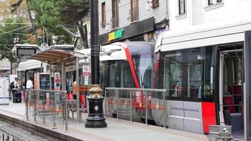 kalkoen Istanbul 1 juni 2023. t1 tram Bij Eminonu met mensen kruispunt de weg video
