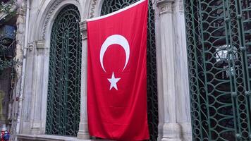 Türkisch National Flagge hängend auf ein Seil im das Straße video