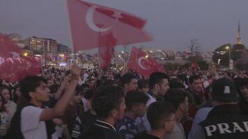 Kalkon istanbul 29 th oktober 2023. hand innehav turkiska flagga firar 100 år årsdag som en republik. video