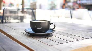 negro café taza con sonrisa forma diseño en eso video