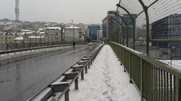 Turquía Estanbul 12 febrero 2023. fila de carros cubierto en nieve video