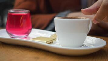 une tasse de turc café sur table video