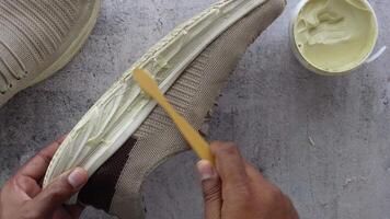 homem lavando sujo sapatos com uma escovar, video