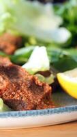 rå köttbullar eller cig kofte. traditionell turkiska kök delikatesser. video