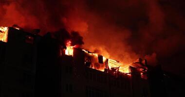 enorm brand flammande i bostads- byggnad. hus är Engulfed i lågor på natt under de katastrofal video