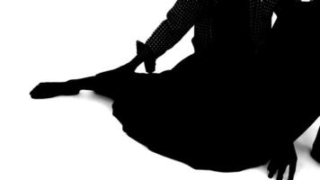 silhouet van een gezeten persoon in een vloeiende jurk met een been uitgebreid video