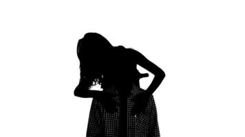silhouette di un' donna con fluente capelli, in piedi con braccia leggermente sollevato video