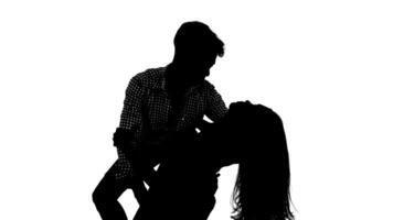 Silhouette von ein Mann und Frau im ein romantisch Pose auf ein Weiß Hintergrund. video