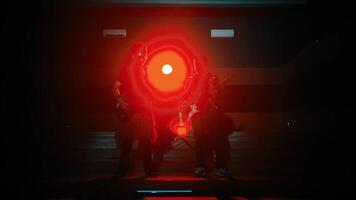 futuristische portaal met silhouet van een persoon in een mysterieus, sci-fi instelling met rood verlichting. video