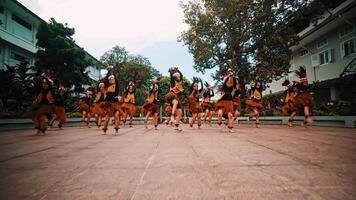 tradicional bailarines en vistoso disfraces ejecutando a un al aire libre evento. video