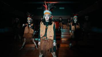 grupo do pessoas dentro escuro, temperamental iluminação, possivelmente às uma temático evento ou desempenho. video