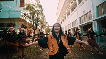 groupe de interprètes dans traditionnel costumes dansant en plein air avec expressif mouvements. video