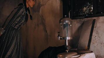 femme dans ancien robe permanent par un démodé projecteur dans une rustique chambre. video