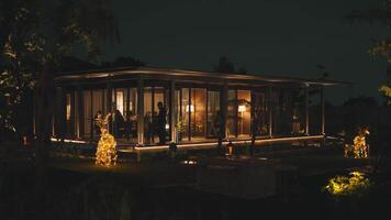 modern huis verlichte Bij nacht met warm interieur lichten en een knus, uitnodigend atmosfeer. video