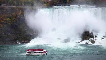 Niagara valt. toeristen Aan een boot zeil omhoog naar Niagara valt. video