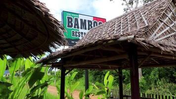 viagem Tailândia de balsa barco iate ondas através tropical paisagem.madeira bambu chalé cabana bambu restaurante dentro recorrer krabi tailândia. video