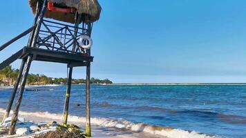 Attention et tour de guet sur le Caraïbes plage dans playa del Carmen Mexique. video