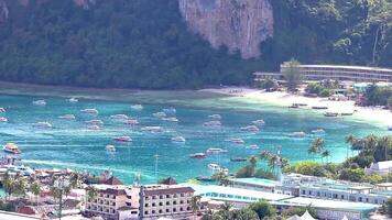 schön berühmt Strand Lagune Panorama Aussicht zwischen Kalkstein Felsen Türkis Wasser auf das Standpunkt auf koh Phi Phi Don Insel im ao nang Krabi Thailand. video