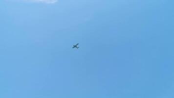 hélice avión aeronáutica moscas en el azul cielo con nubes México. video