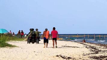 playa del carmen Quintana roo Mexiko 2023 Polizei Militär- National bewachen Patrouillen Monitore Strand playa del carmen Mexiko. video