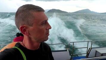 Mens toerist Aan veerboot reist naar oa nang Aan phuket Thailand. video