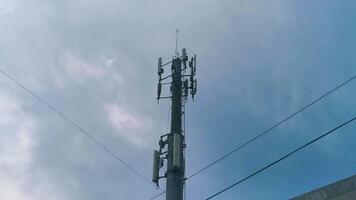 radiación de torre roja blanca 5g en playa del carmen méxico. video