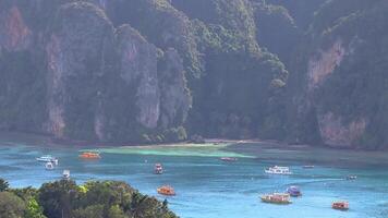 skön känd strand lagun panorama se mellan kalksten stenar turkos vatten på de synpunkt på koh phi phi don ö i ao nang krabi thailand. video