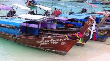 koh phi phi don krabi thailand 2018 koh phi phi don pir och lång svans båtar båt kalksten rocks. video