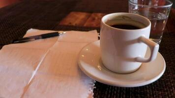 tasse de café avec bloc-notes et à bille stylo sur table Mexique. video