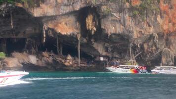 krabi ao nang Tailândia 2018 calcário caverna e lanchas koh phi phi leh tailândia. video