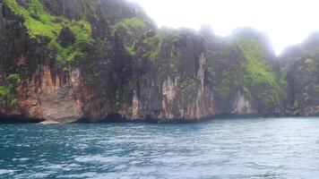 wunderschöne tropische kalksteininseln auf koh phi phi leh thailand. video