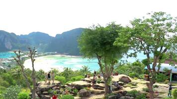 ao nang krabi Tailândia 2018 turistas às lindo famoso de praia lagoa panorama Visão entre calcário pedras turquesa água em a ponto de vista em koh phi phi não ilha dentro ao nang krabi tailandês video