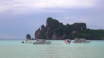 Krabi ao nang Tailandia 2018 KOH phi phi don Tailandia isola spiaggia laguna calcare rocce. video