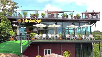 oa nang krabi Thailand 2018 visie punt cafe restaurant koffie Bij gezichtspunt panorama Aan koh phi phi don eiland in oa nang amfo mueang krabi Thailand. video