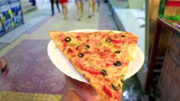 krabi ao nang Tailândia 2018 pizza em branco prato dentro a mão dentro tailândia. video