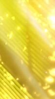 golden Licht Balken durch das Sonne Balken auf ein Gelb Hintergrund video