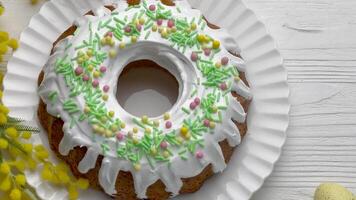 Pasen bundt taart met Pasen eieren video