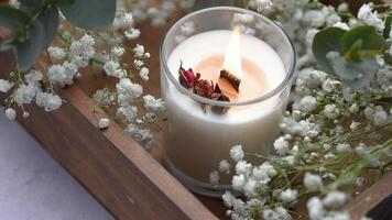 aromatico candela su il tavolo. soia candele nel un' barattolo. aromaterapia e rilassare nel terme e casa. ancora vita. video