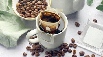 gocciolare caffè Borsa con terra caffè nel tazza video