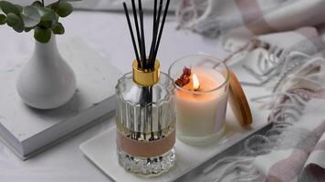 aroma perfumado Junco difusor vaso es en el bandeja con perfumado vela video