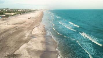 fuco aereo Visualizza di Paradiso spiaggia. turchese mare acqua e chiaro sabbia a tramonto. video