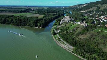 antenn kretsande se av slott devin med Donau och moravien floder i slovakia i september 2023 video