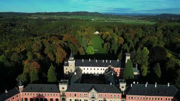 antenn bakåt se av slott sychrov i czechia i oktober 2023 video