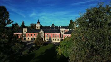 antenn nedåtgående se av slott sychrov i czechia i oktober 2023 video