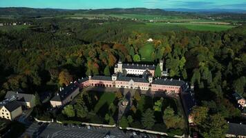 antenne in een baan om de aarde visie van kasteel sychrov in Tsjechië in oktober 2023 video