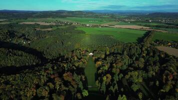 Antenne rückwärts Aussicht von Chateau sychrov im Tschechien video