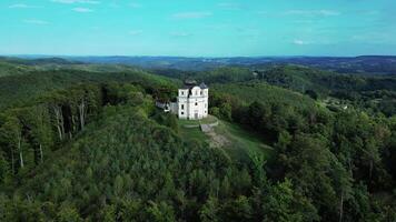 antenne in een baan om de aarde visie van makova hora - papaver heuvel een bedevaart plaats in Tsjechië in september 2023 video