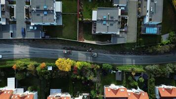 Antenne oben Nieder Aussicht von Bagger und Strassenbauarbeiten im Tschechien im Oktober 2023 video