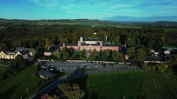 antenne visie van kasteel sychrov in Tsjechië in oktober 2023 video